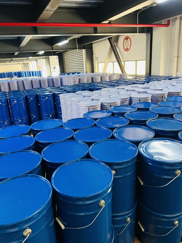 Industriële epoxyhars met lage flexibiliteit met vlampunt rond 135°C en sterke hechting voor metalen, kunststoffen en hout